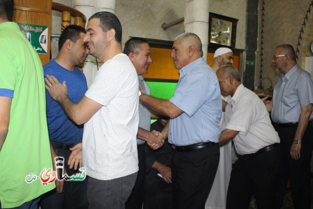 كفرقاسم -فيديو : جموع المصلين يؤدون صلاة عيد الفطر السعيد في مسجد ابي بكر الصديق .. وتتصافح الايدي وتتعانق الرقاب وسط فرحة عارمة